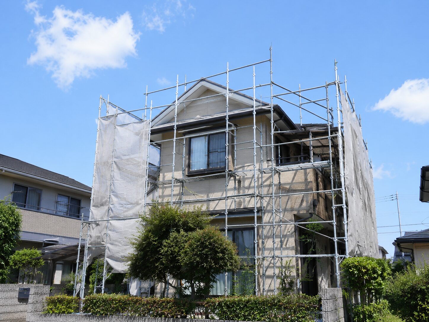 足場を組んだ塗装工事中の住宅